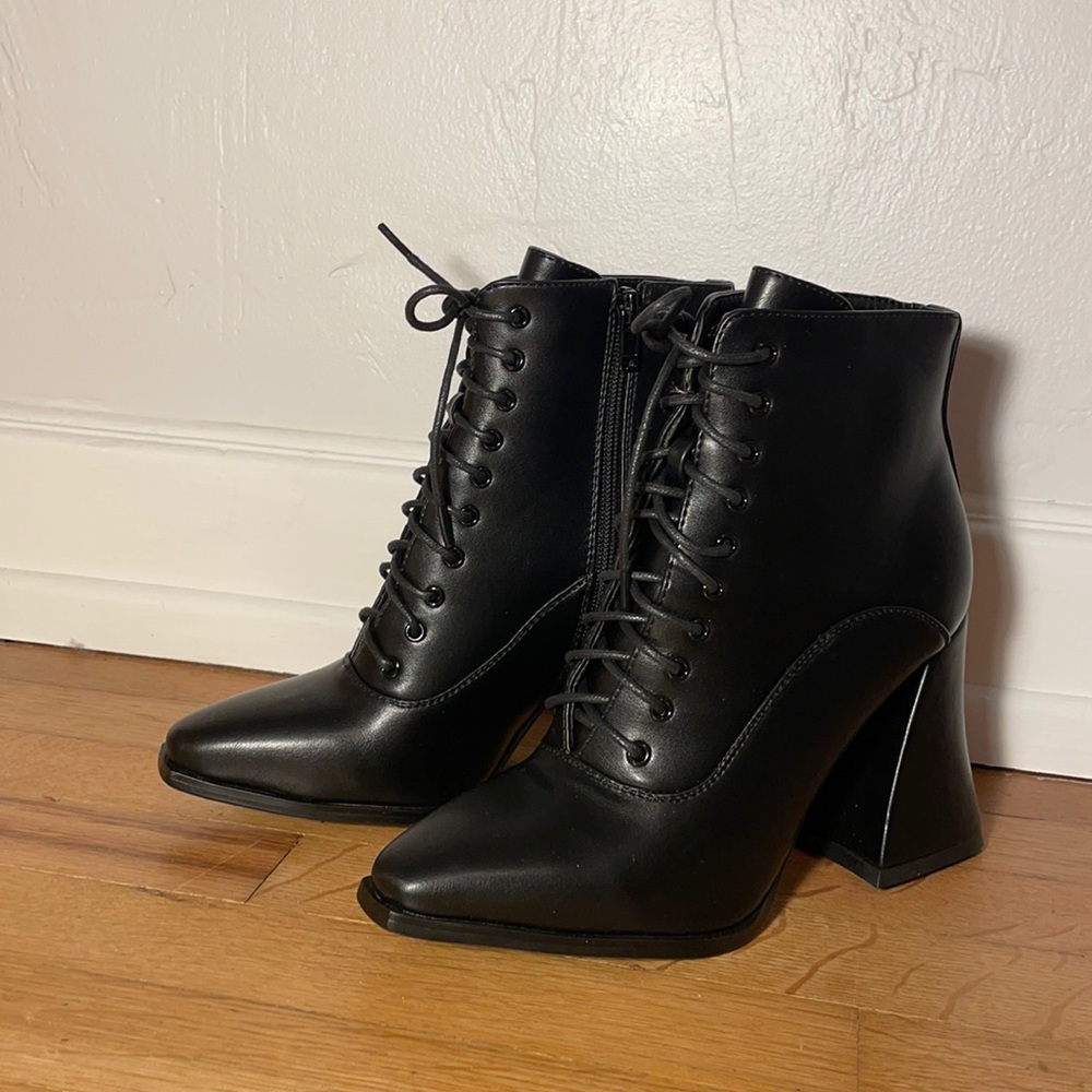 LAMODA healed ankle boots
